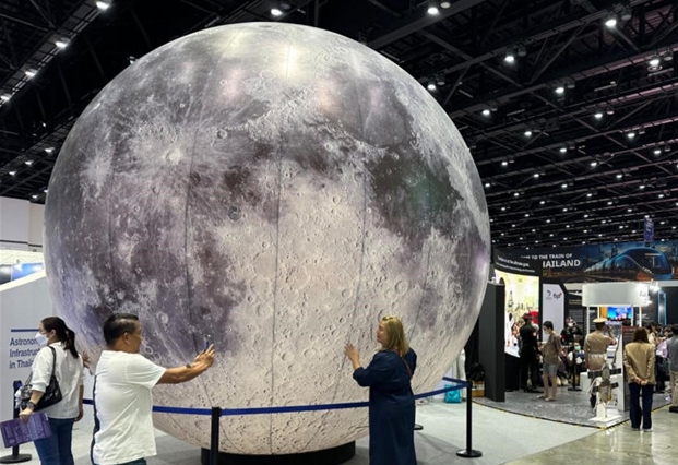 “嫦娥五号”月球样品首次在海外展出