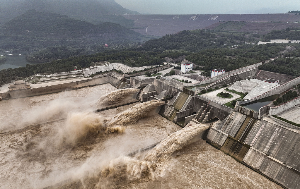 河南济源：小浪底水库持续泄洪