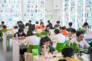 海口：学生图书馆内避暑“充电”