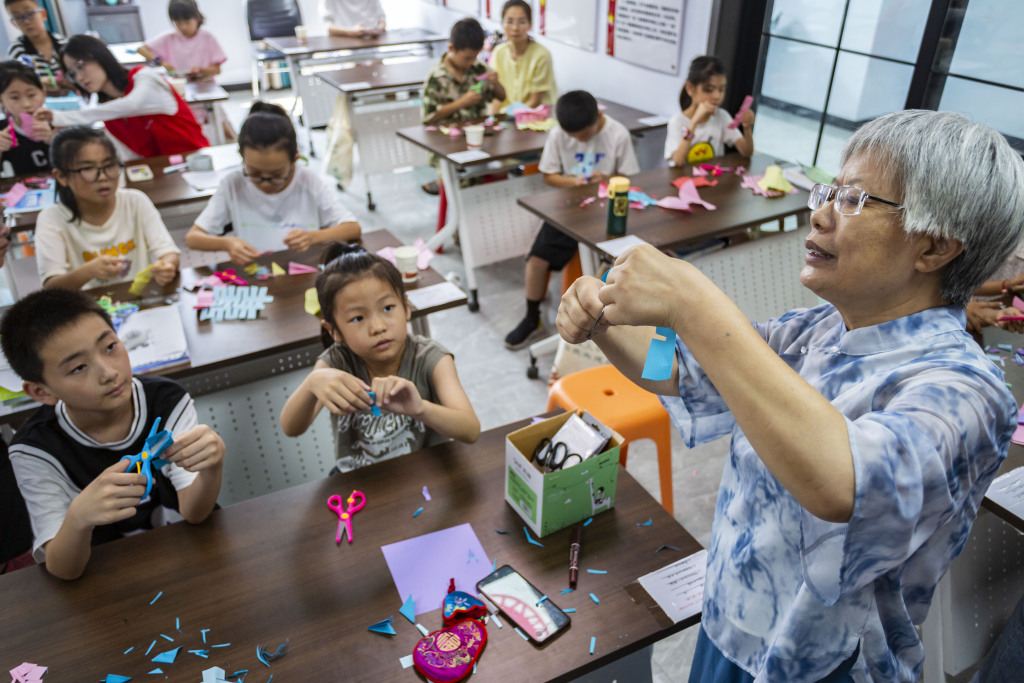 公益课堂进社区 非遗剪纸丰富儿童暑期生活