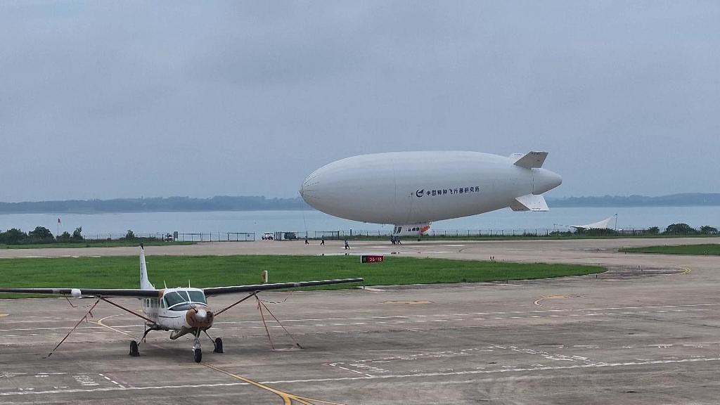 国产载人飞艇AS700完成首个应用场景演示飞行