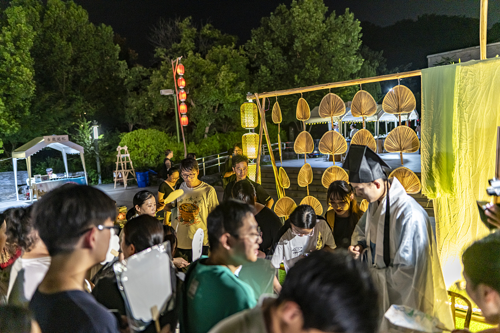 浙江绍兴“博物馆奇妙夜” 文旅市集吸引市民