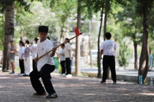 河南焦作：青少年练习太极拳 “武”动暑假