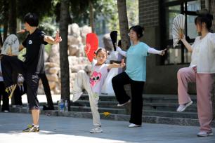 河南焦作：青少年练习太极拳 “武”动暑假