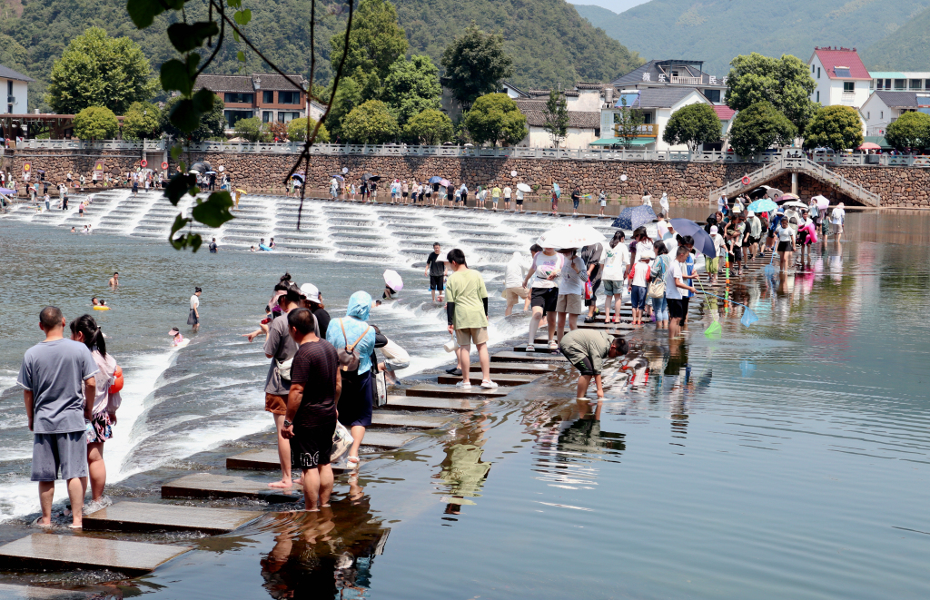 杭州：龙鳞坝景区游客戏水游玩