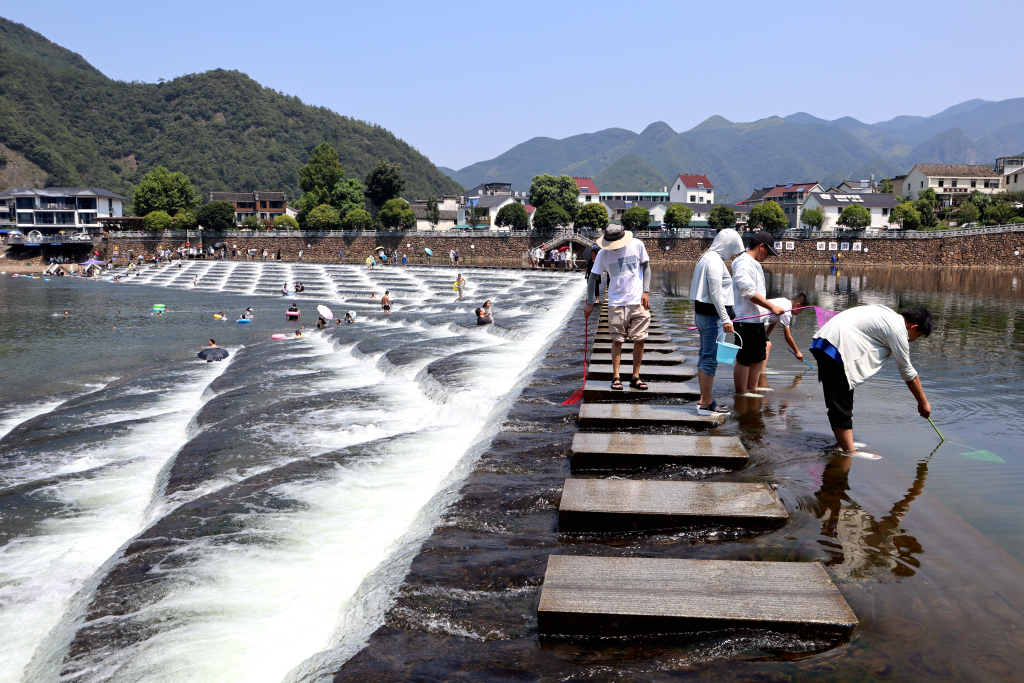 杭州：龙鳞坝景区游客戏水游玩