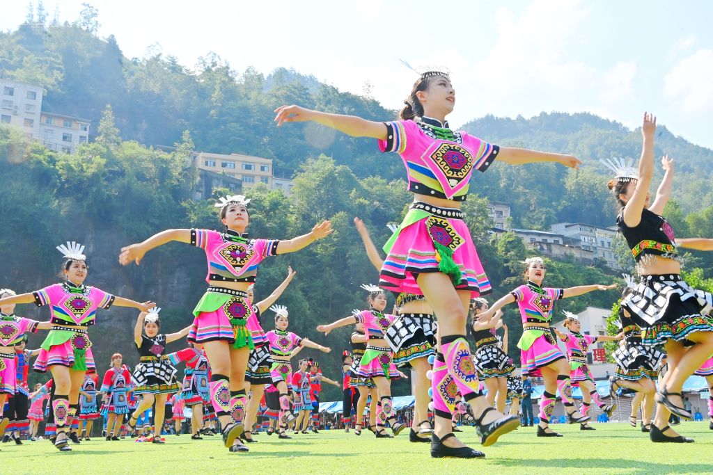 重庆：千人齐跳土家族摆手操