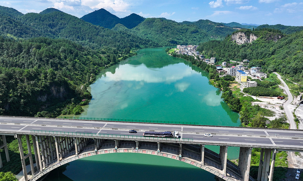 贵州玉屏：车辆行驶在沪昆高速公路上