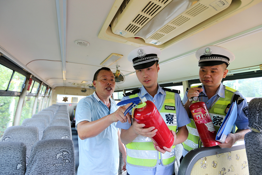 安徽淮北：交警对校车进行安全检查