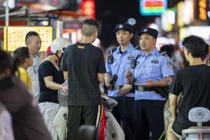 江苏盐城：民警夜市巡逻护安全