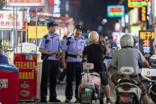 江苏盐城：民警夜市巡逻护安全