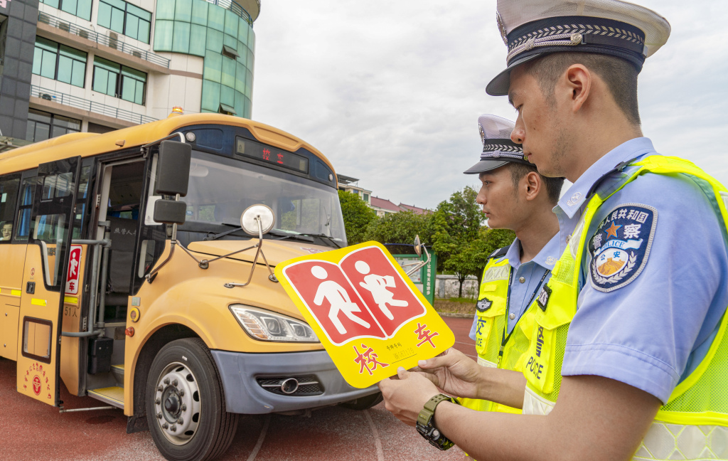 民警为校车“体检” 护航开学