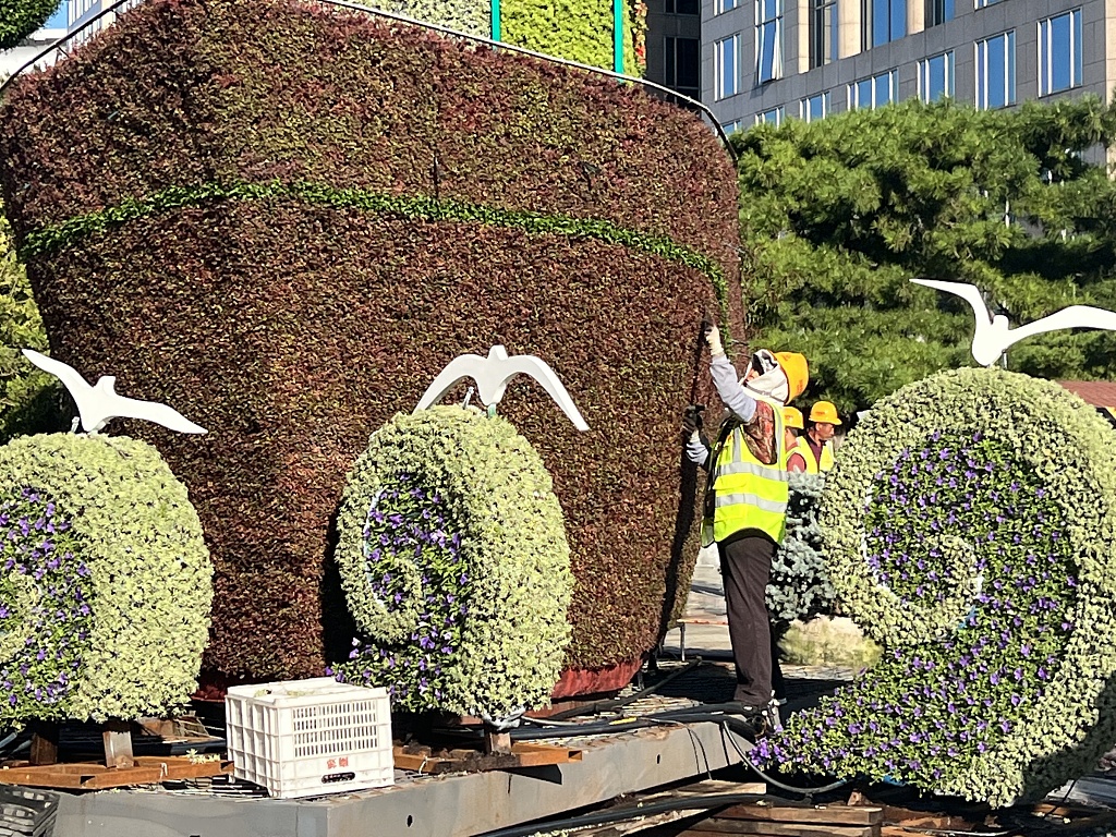 北京：工人布置中非合作论坛主题花坛