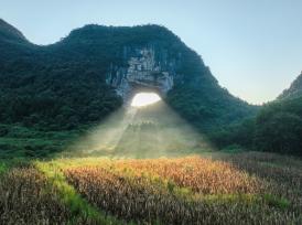 湖南永州：月岩国家森林公园现光束穿洞景观