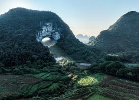 湖南永州：月岩国家森林公园现光束穿洞景观