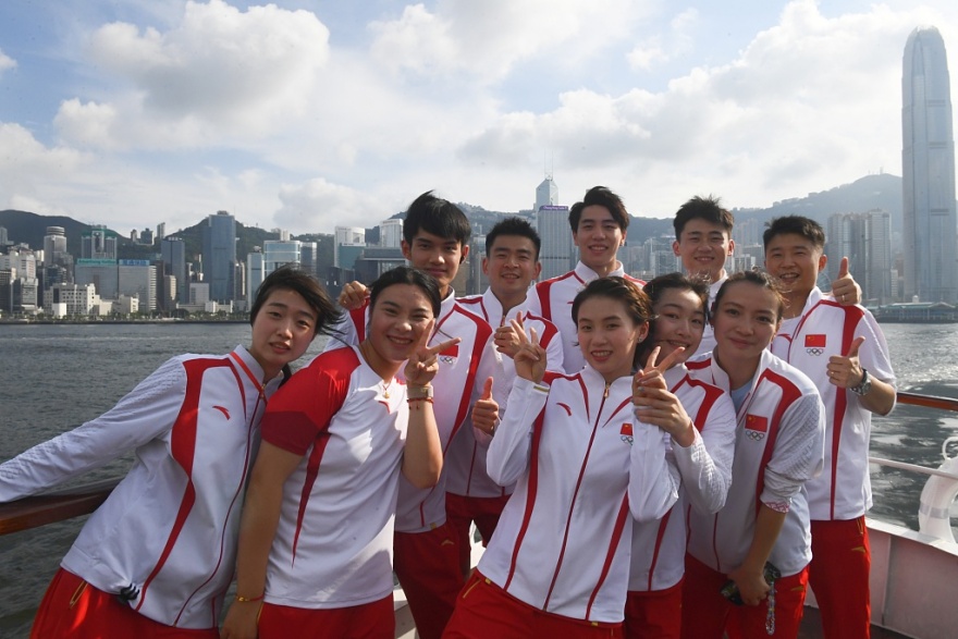 中国内地奥运健儿代表团登山顶欣赏香港美景