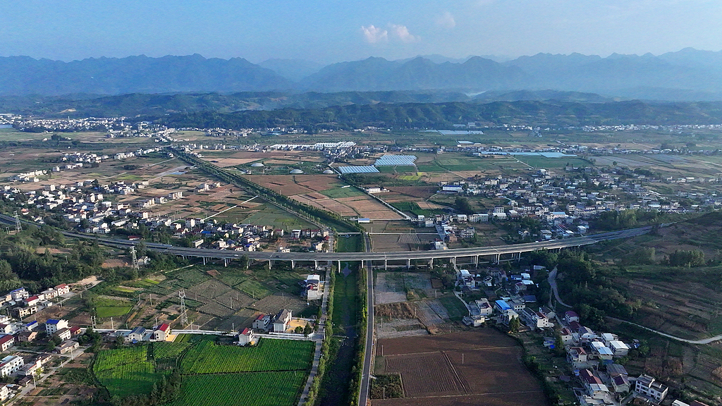 湖北房县：“四好农村路”贯穿军店镇腹地