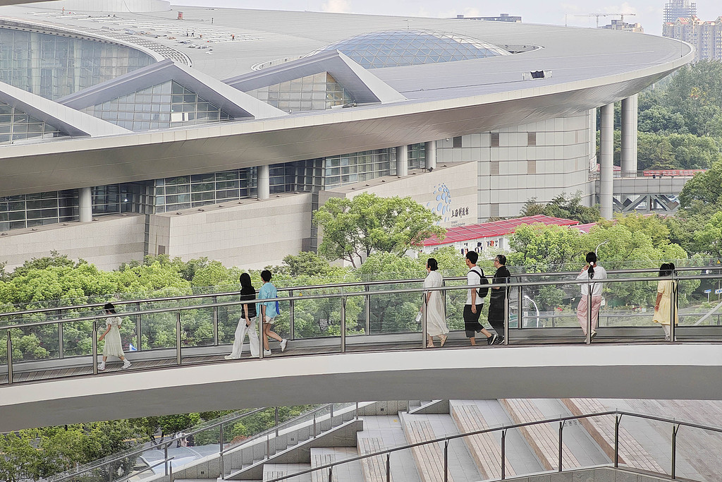 上海博物馆屋顶花园免费开放 吸引游客参观