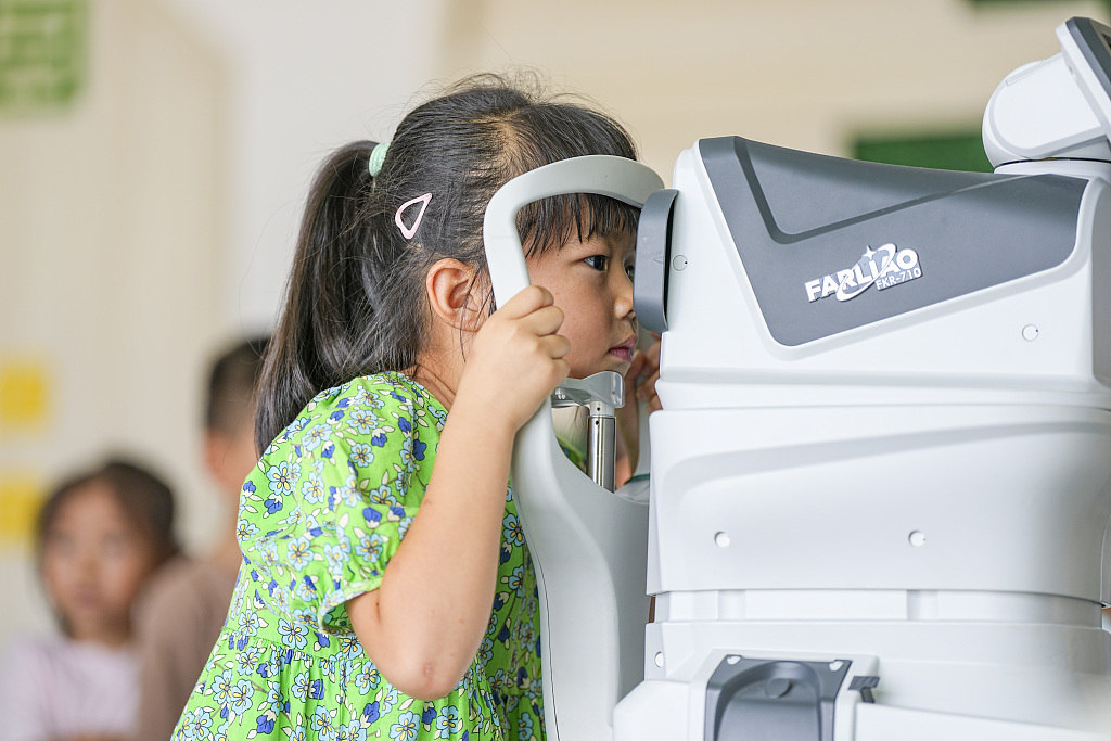 江西抚州：幼儿园小朋友筛查视力