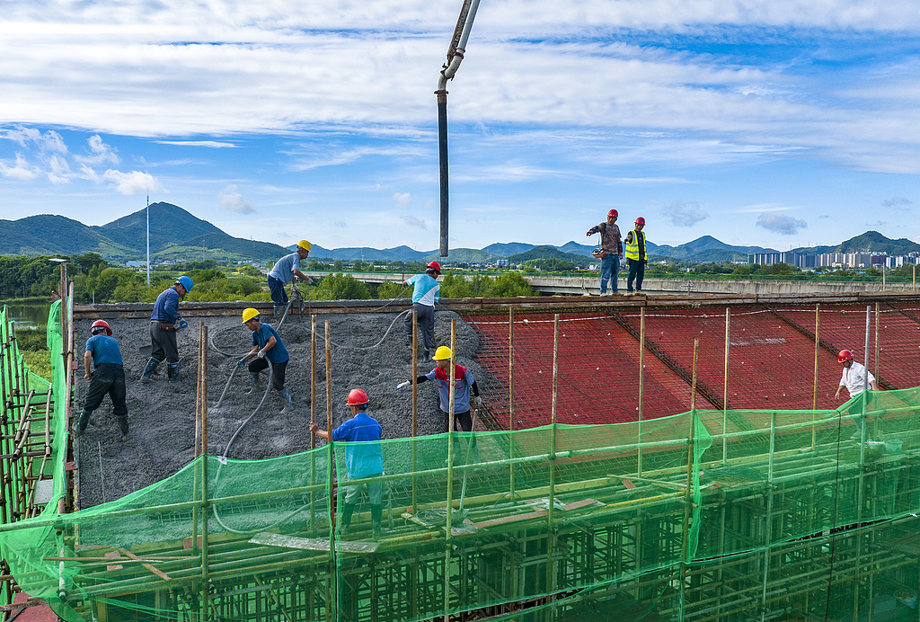 安徽芜湖：工人在排涝站建设工地浇筑作业