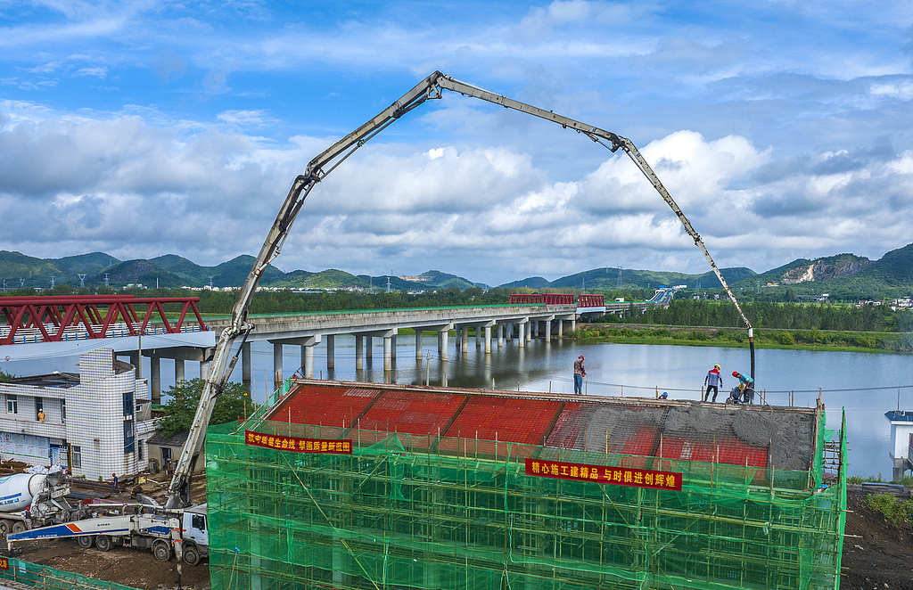 安徽芜湖：工人在排涝站建设工地浇筑作业