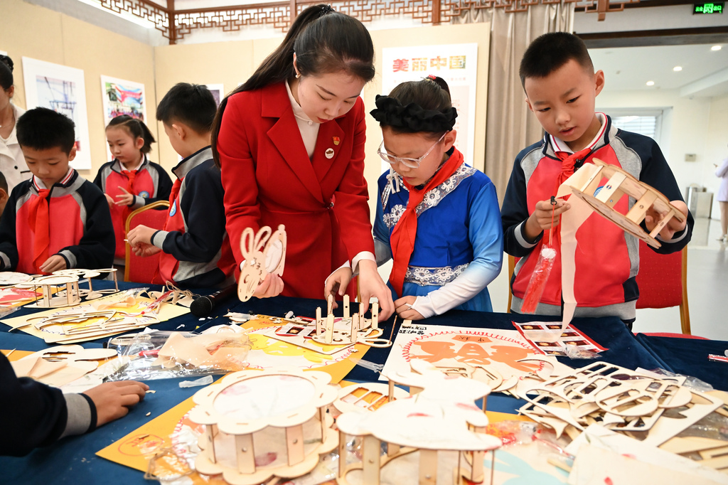 内蒙古小学生制作花灯 提前感受中秋节气氛