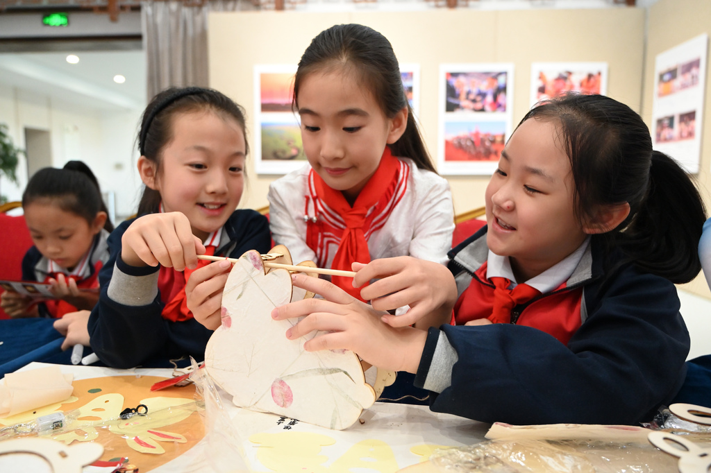 内蒙古小学生制作花灯 提前感受中秋节气氛