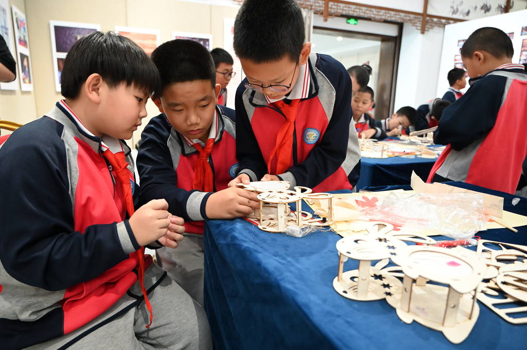 内蒙古小学生制作花灯 提前感受中秋节气氛