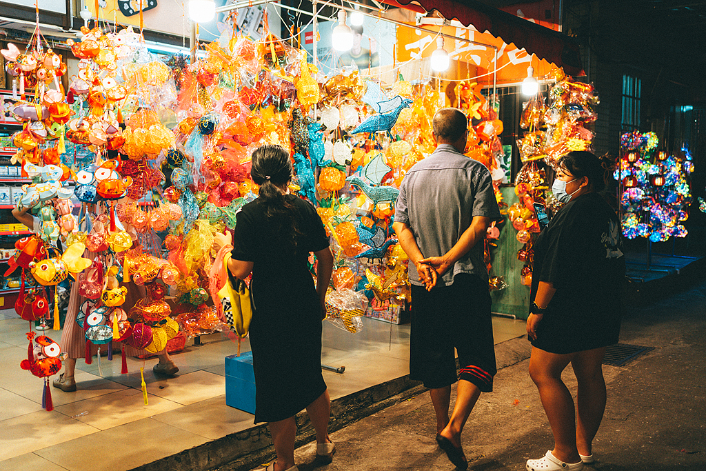 广州：手工鱼灯琳琅满目 市民争相选购