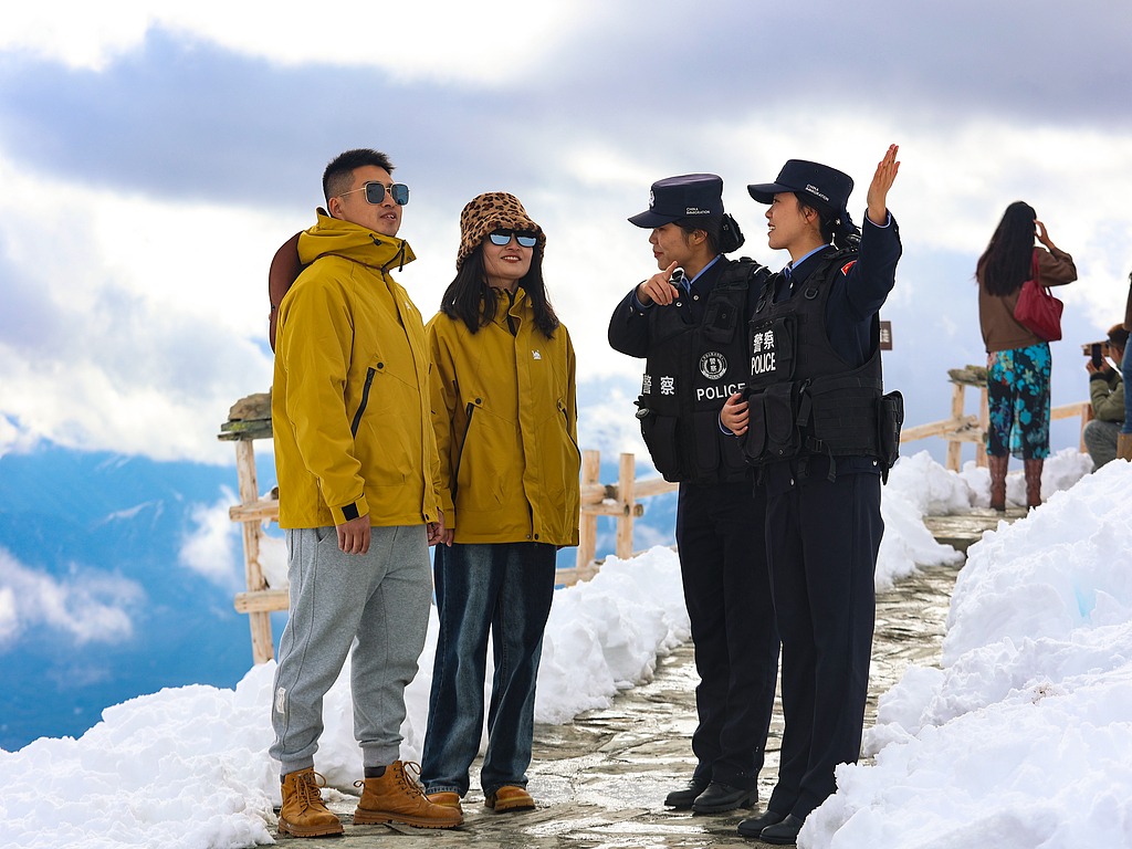 新疆阿勒泰：凌霄峰景区民警踏雪登峰巡护