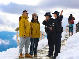 新疆阿勒泰：凌霄峰景区民警踏雪登峰巡护