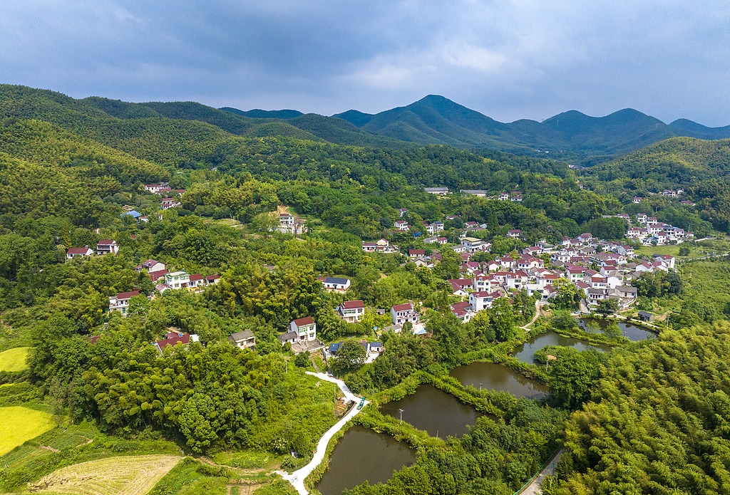 安徽芜湖：生态乡村青山环绕 民居错落有致