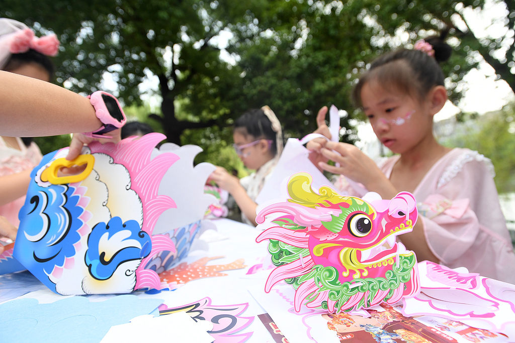 湖北武汉：小朋友自制龙头，体验传统民俗