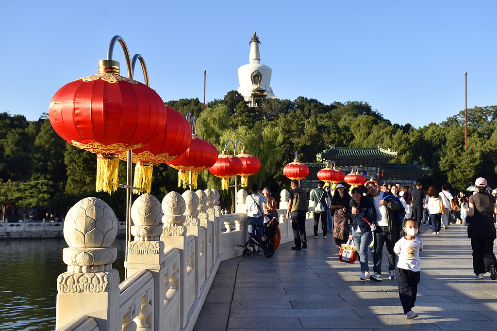 北京：北海公园红灯笼高挂迎国庆