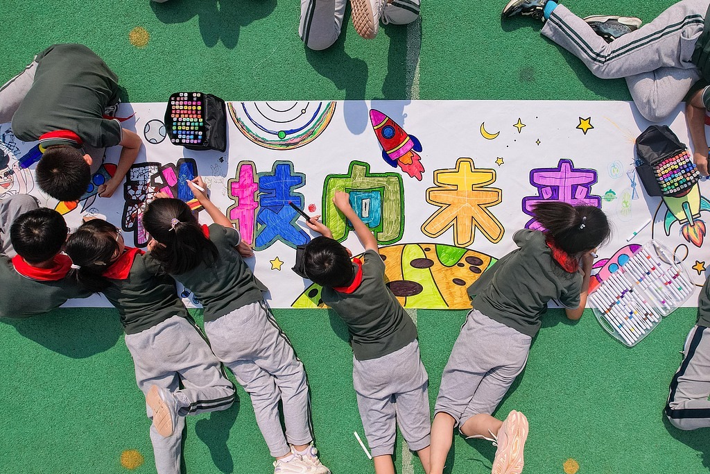 青岛：近百名小学生手绘长卷祝福祖国