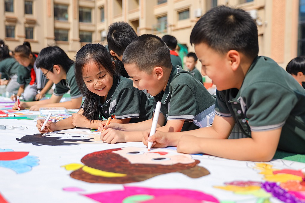 青岛：近百名小学生手绘长卷祝福祖国