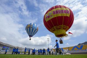 福建泉州：体育场展示热气球和无人机