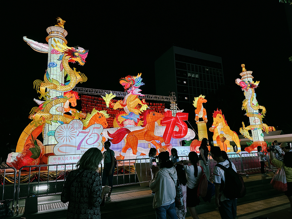 香港中环点亮巨型花灯庆祝国庆节