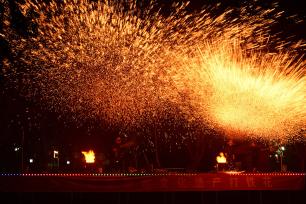 浙江：非遗火壶、打铁花表演“点燃”夜空