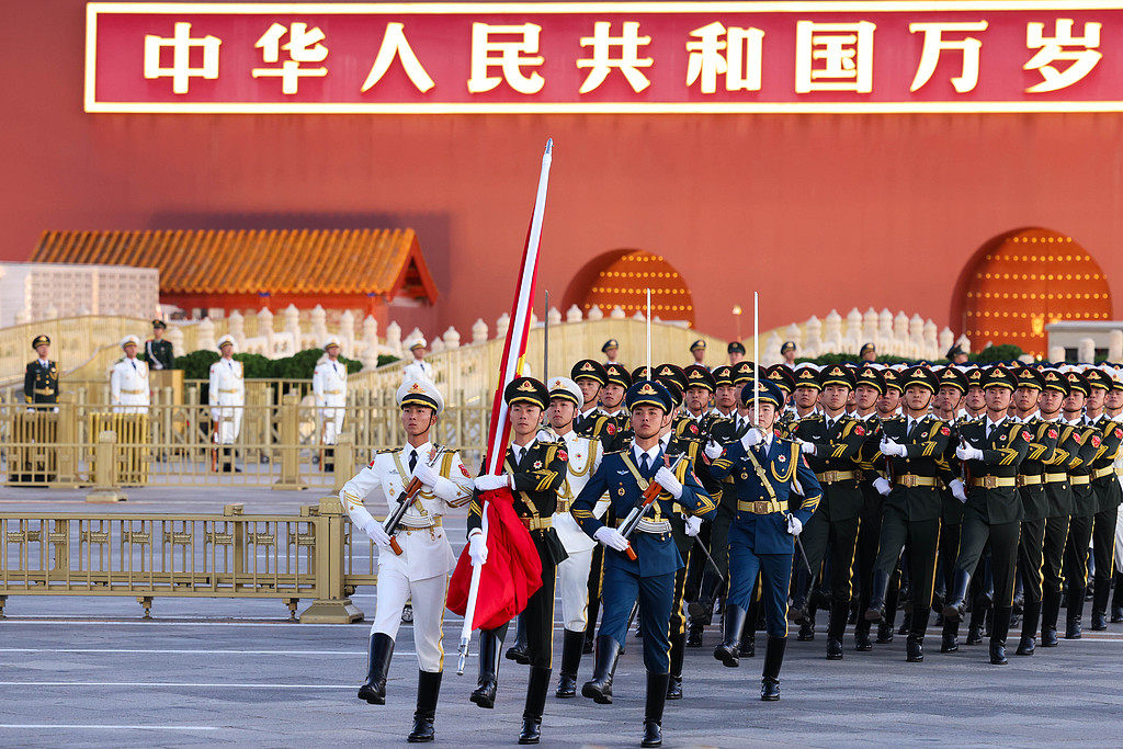 新中国成立75周年 天安门广场举行升国旗仪式