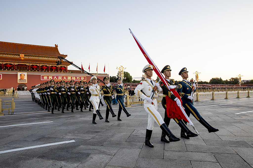 新中国成立75周年 天安门广场举行升国旗仪式