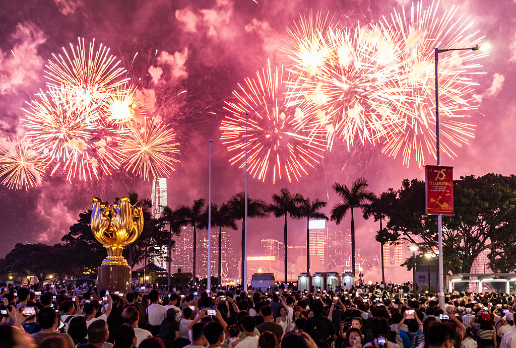 国庆烟花汇演闪亮香港维多利亚港