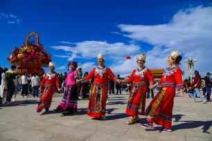 苗族游客翩翩起舞 庆祝新中国75周年华诞