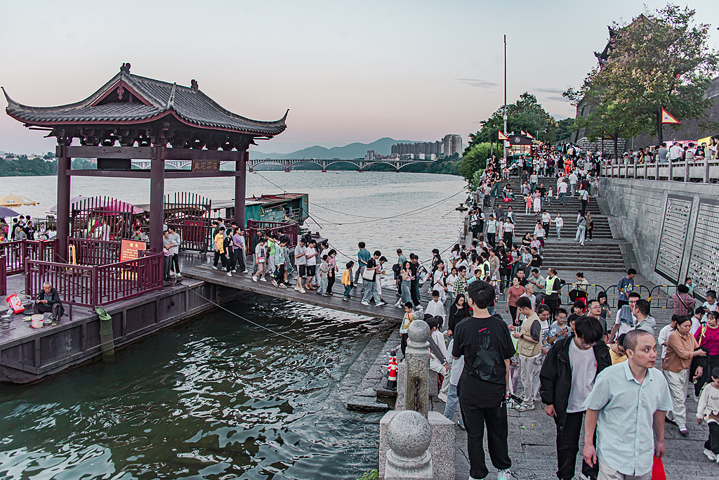 江西赣州：古城百年浮桥游人如织