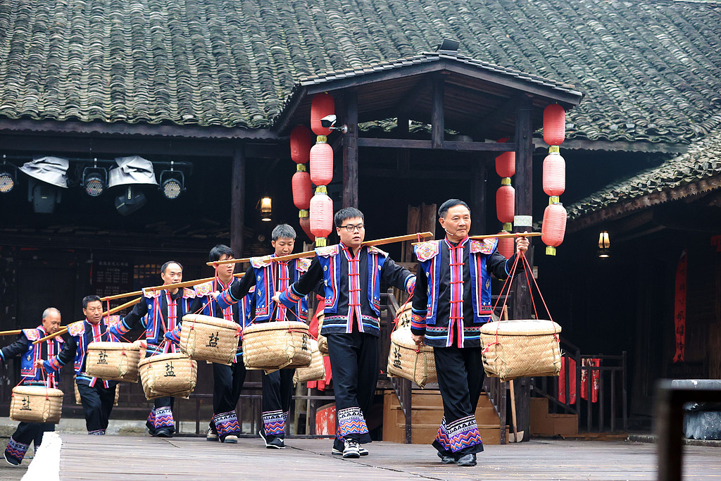 重庆：土家村民载歌载舞度假期