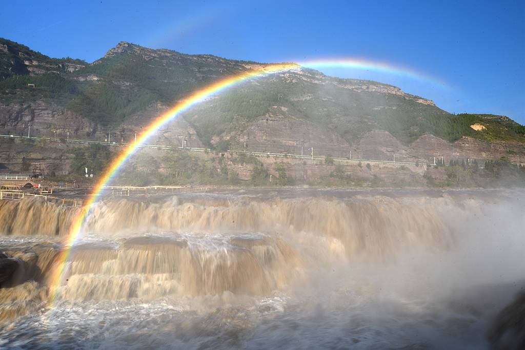 山西临汾：黄河壶口瀑布现“彩虹桥”景观