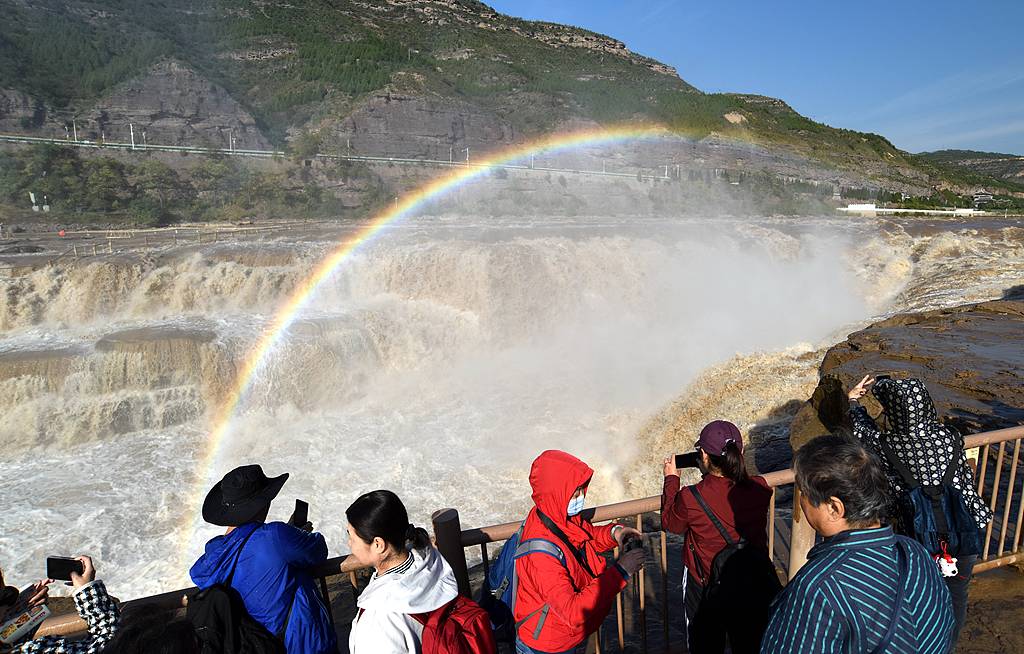 山西临汾：黄河壶口瀑布现“彩虹桥”景观