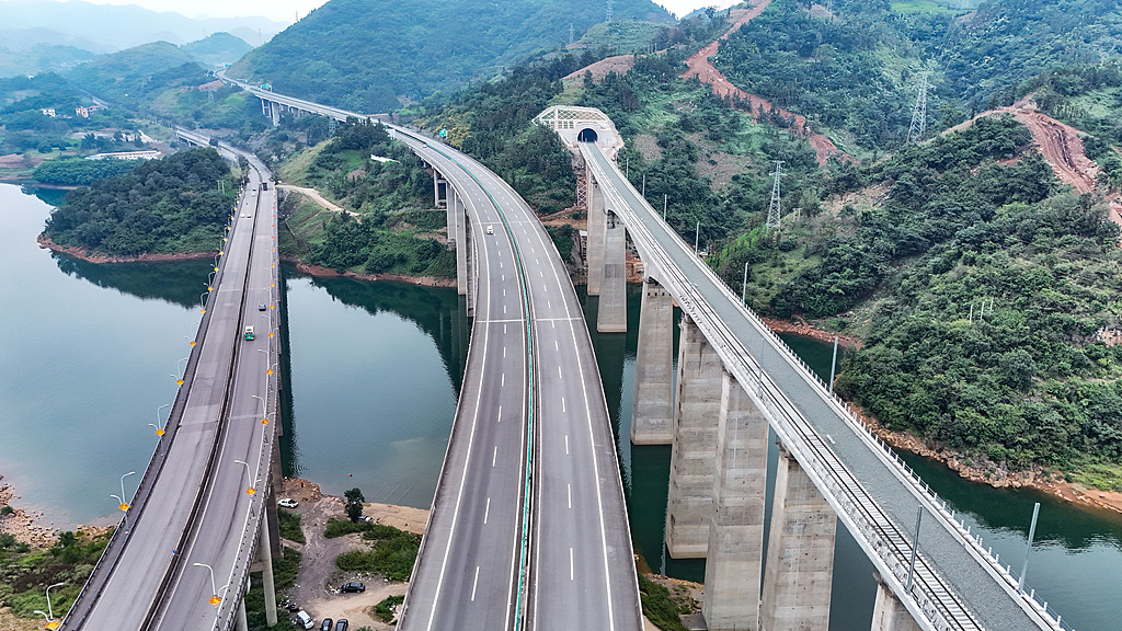 贵州兴义：三桥飞架构建立体交通网