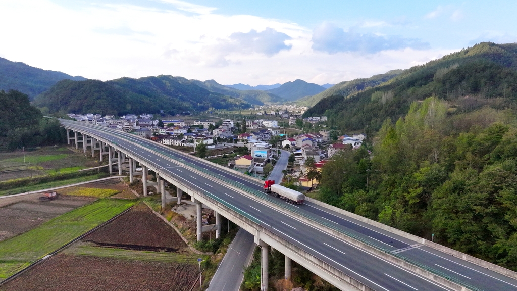 湖北房县：畅通路网 铺就致富路