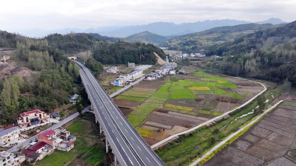 湖北房县：畅通路网 铺就致富路